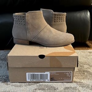 Kookaburra by UGG Amphora Ankle boots. Suede tan. New. Never worn